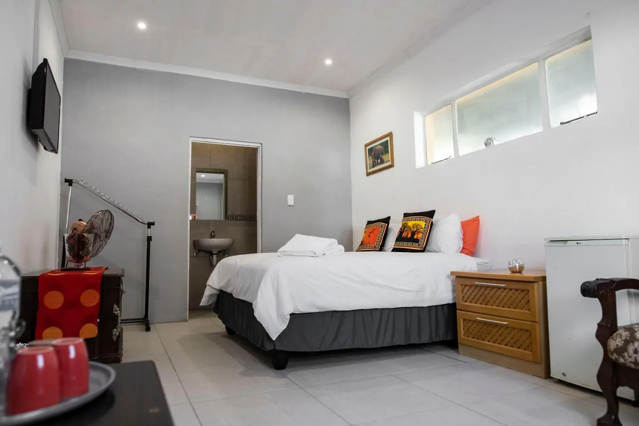 Lyronne Guesthouse Shuttle And Tours Κέιπ Τάουν