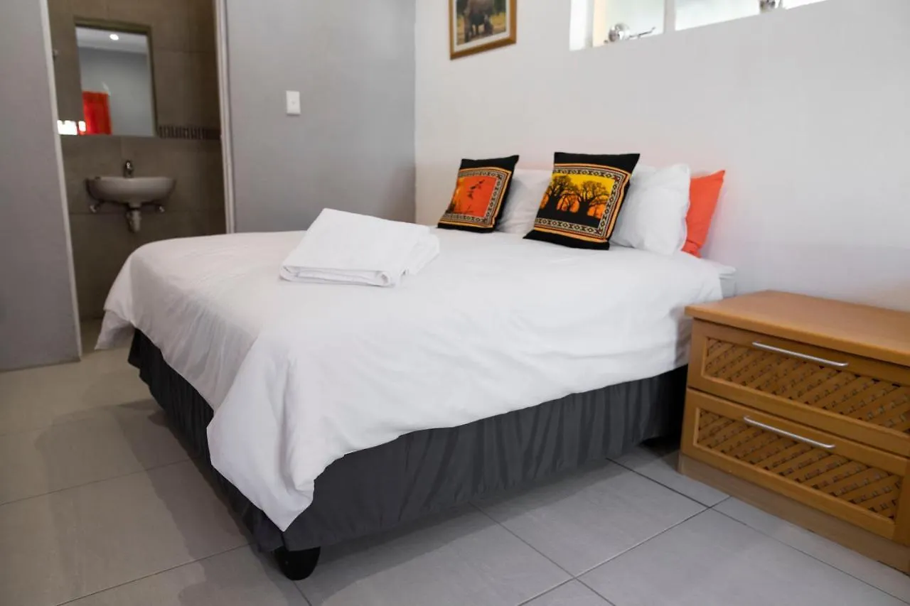 Lyronne Guesthouse Shuttle And Tours ケープタウン 南アフリカ