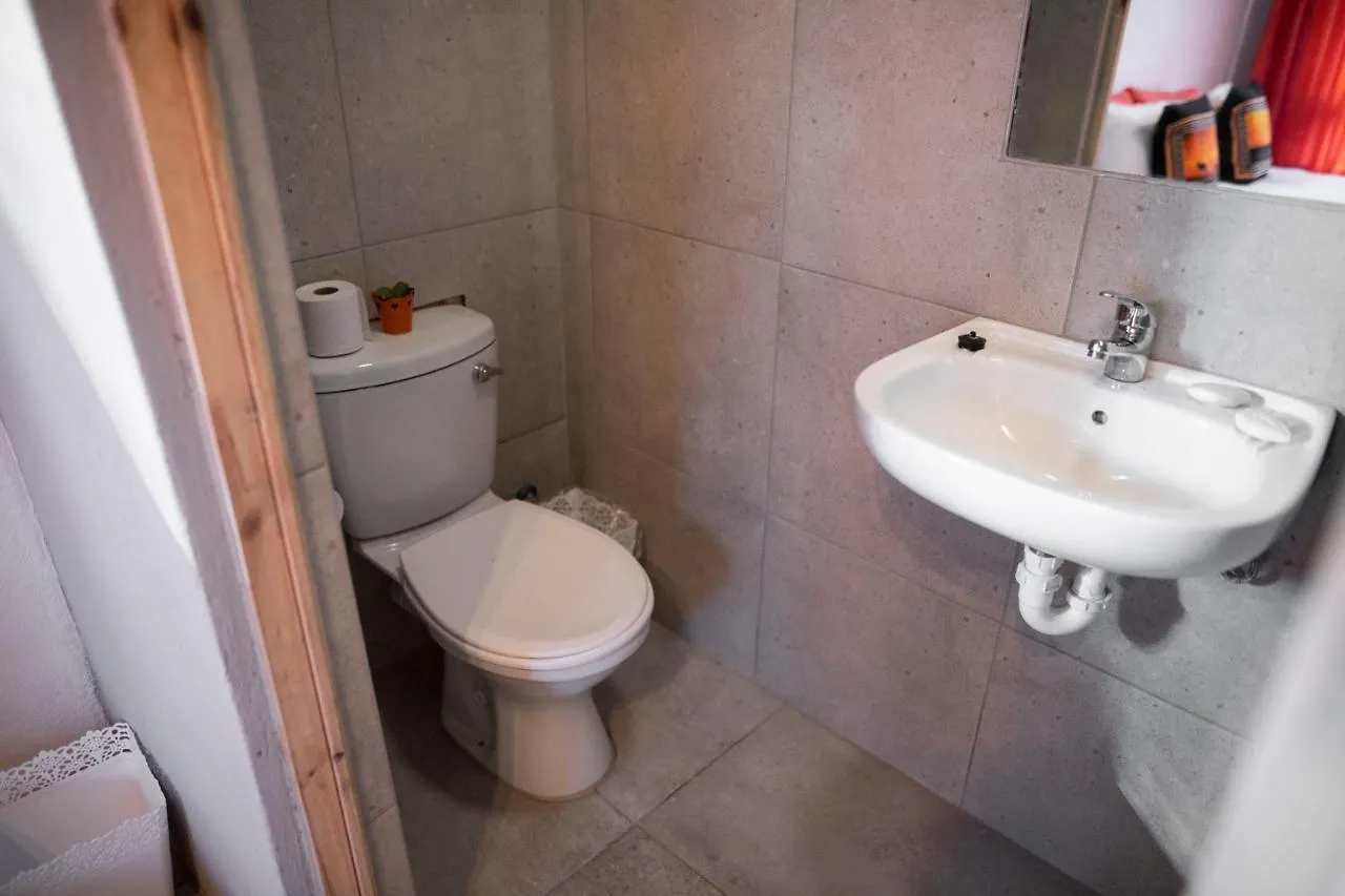 Lyronne Guesthouse Shuttle And Tours Κέιπ Τάουν